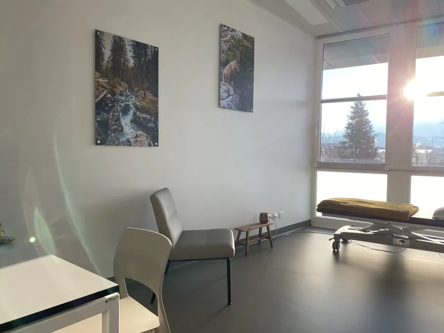 Salle de consultation d'hypnose au Centre de santé HFR Riaz, près de Bulle